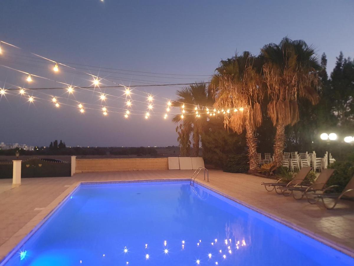 Larnaca Mansion Ideal For 3 Families Or More מראה חיצוני תמונה