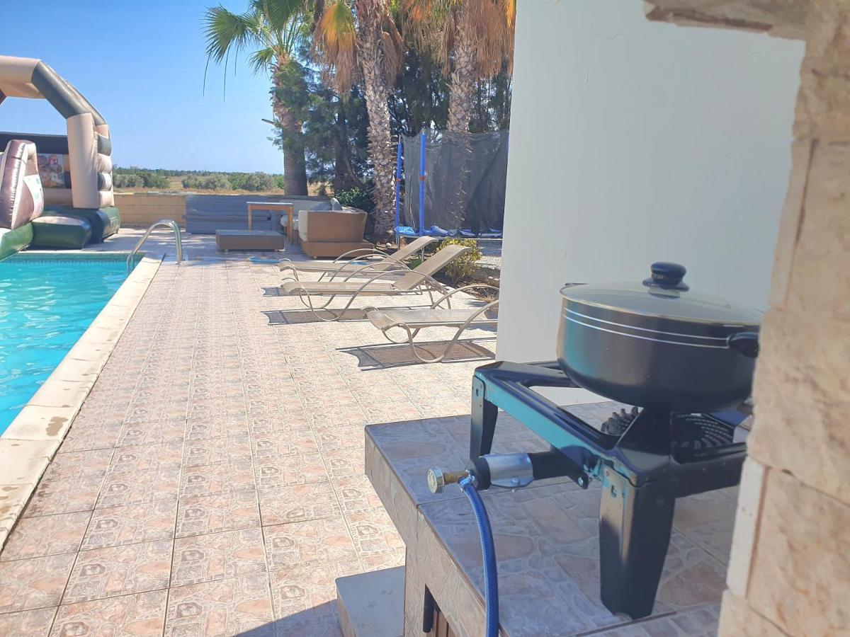 Larnaca Mansion Ideal For 3 Families Or More מראה חיצוני תמונה