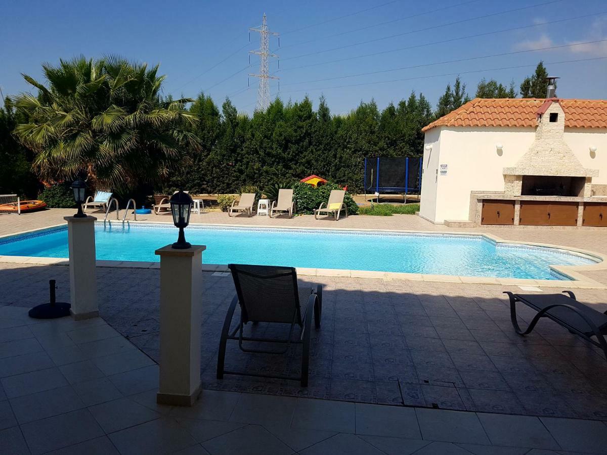 Larnaca Mansion Ideal For 3 Families Or More מראה חיצוני תמונה