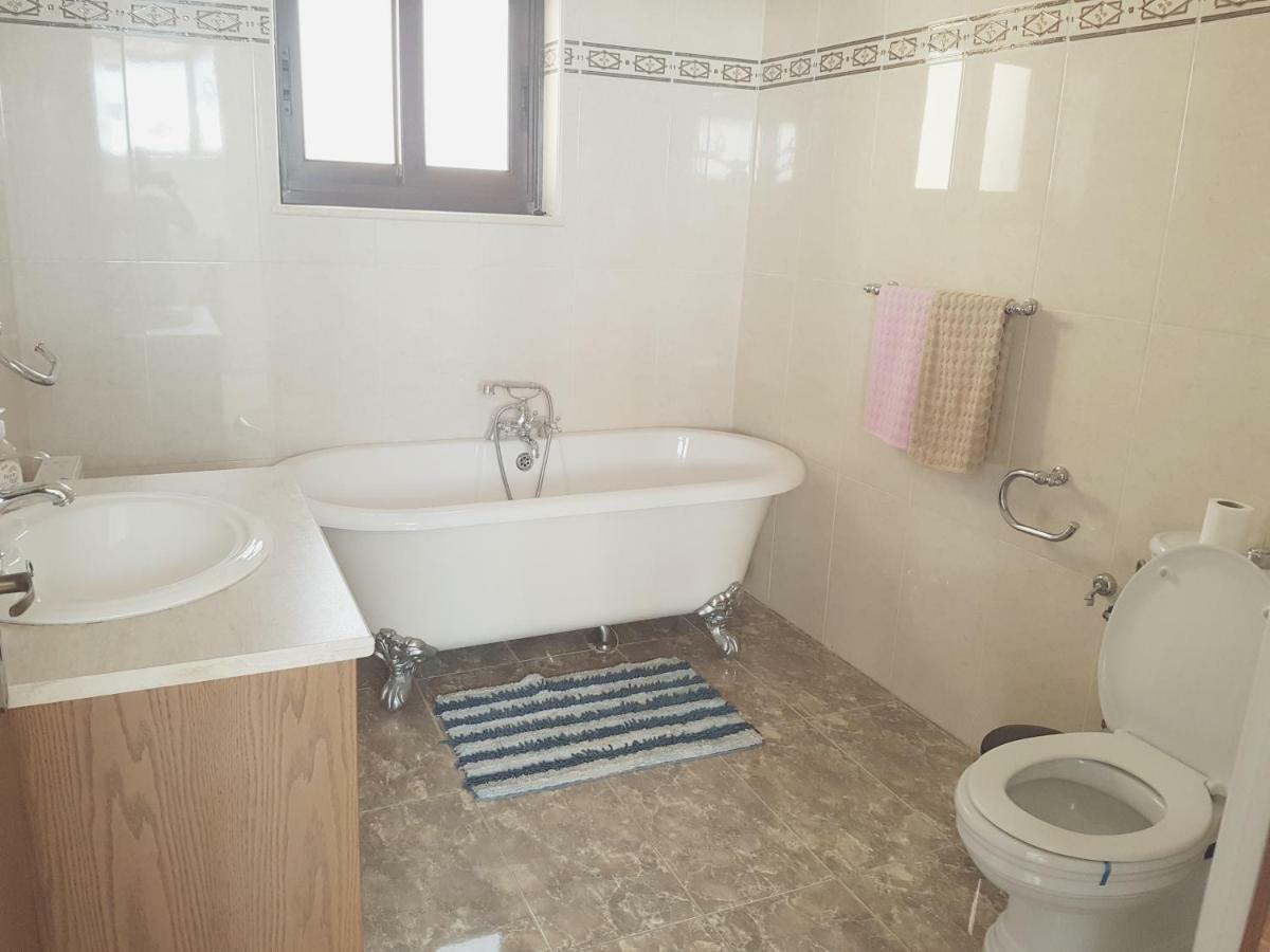 Larnaca Mansion Ideal For 3 Families Or More מראה חיצוני תמונה
