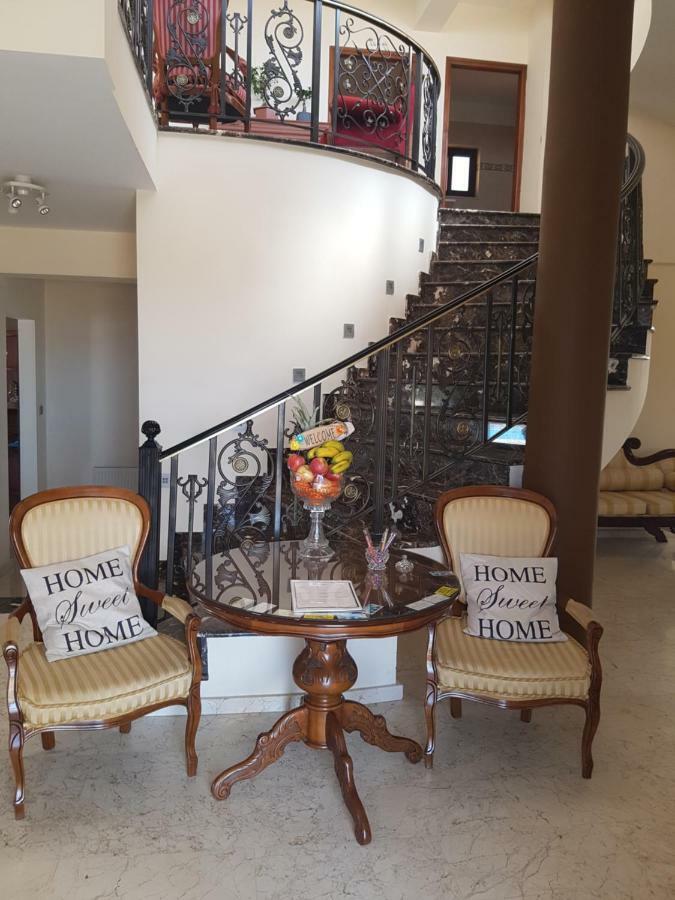 Larnaca Mansion Ideal For 3 Families Or More מראה חיצוני תמונה