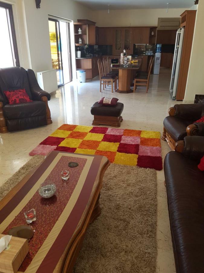 Larnaca Mansion Ideal For 3 Families Or More מראה חיצוני תמונה
