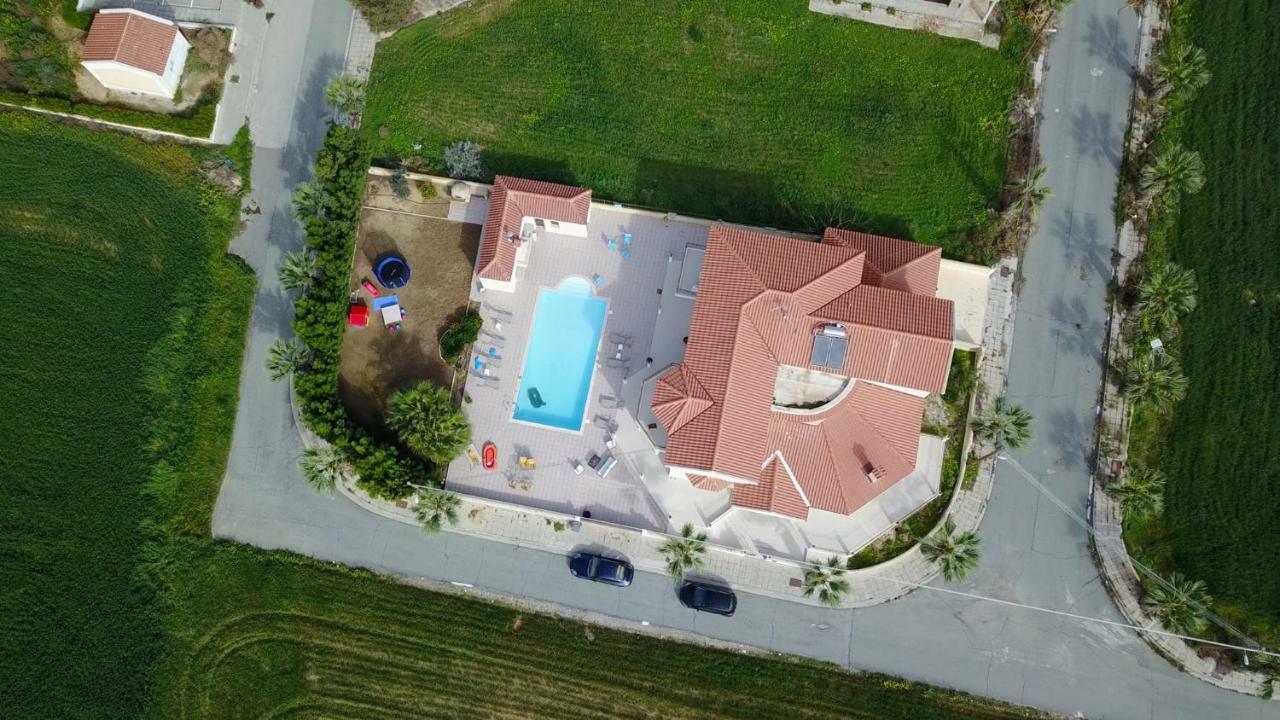 Larnaca Mansion Ideal For 3 Families Or More מראה חיצוני תמונה